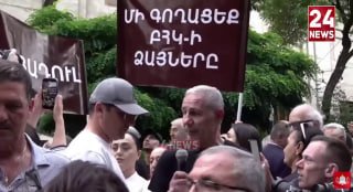 Боксер Акопкохян объявил голодовку у здания ЦИК в Ереване