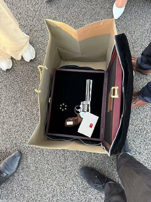 Премьер Бельгии Де Вевер обнаружил в багаже подаренный Эрдоганом револьвер после саммита НАТО в Анкаре
