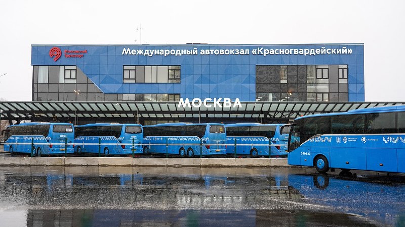 Автобус на фоне автовокзала в Москве, рейс в Ереван