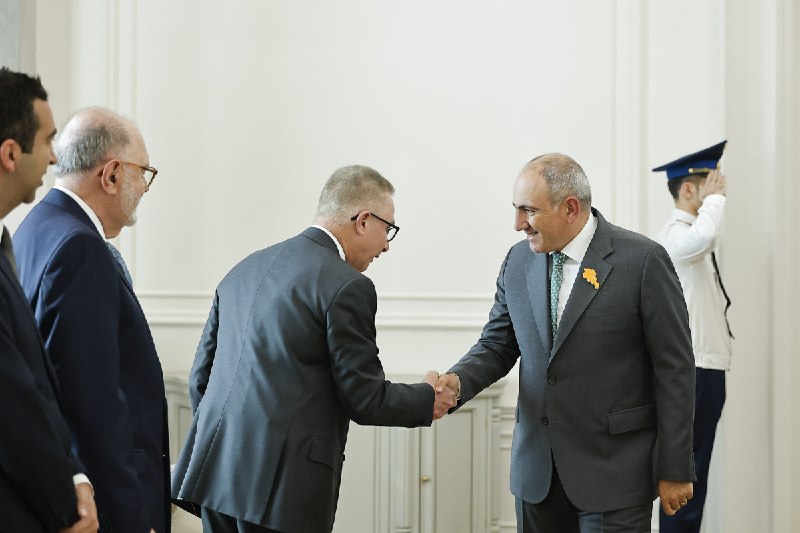 Премьер-министр Армении Никол Пашинян и президент AMAA Гари Филлипс на встрече в Ереване