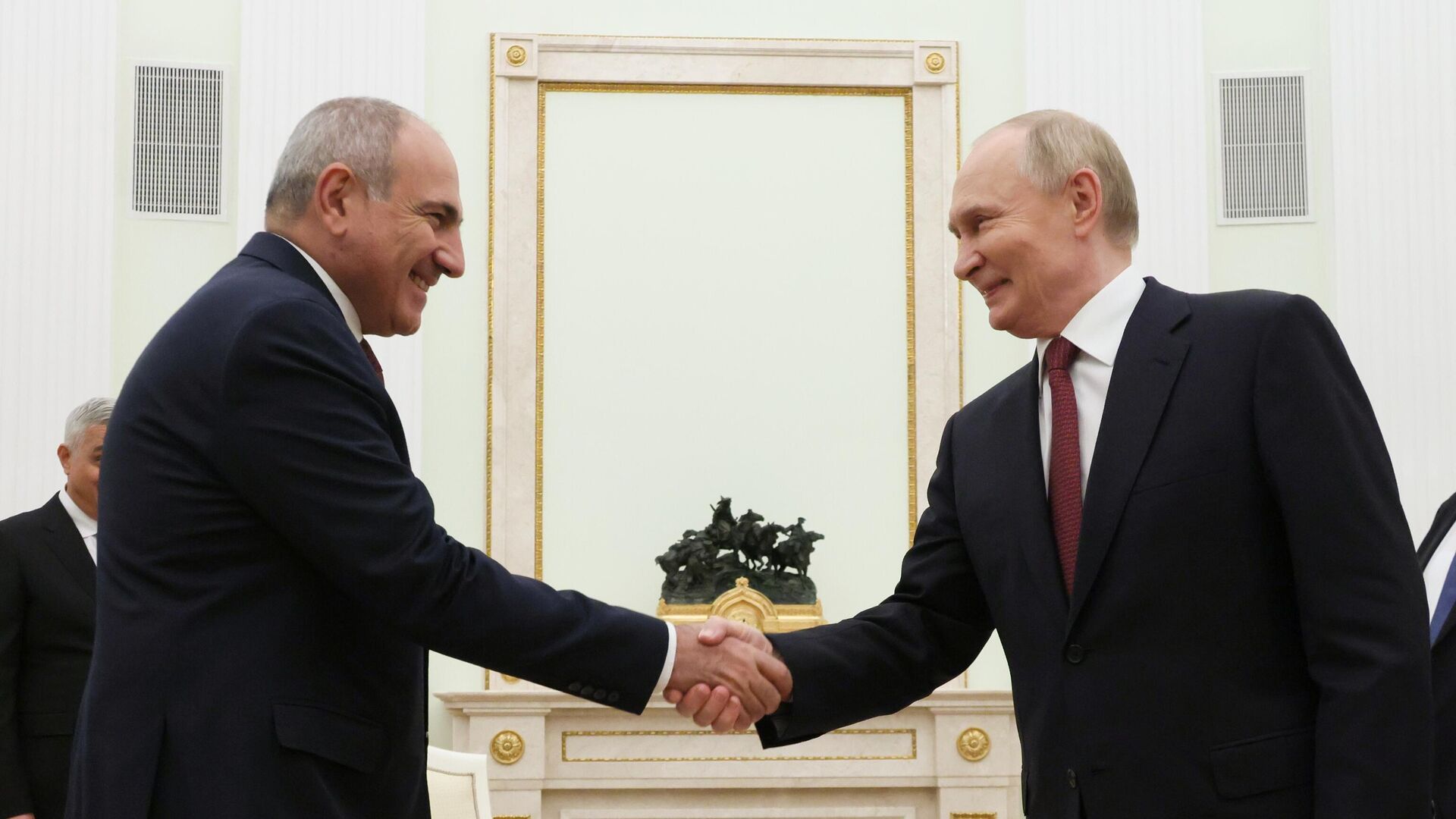 Пашинян поздравил Путина: армяно-российские связи укрепляются — Эребуни