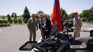 Посол Германии передала Минобороны Армении 16 снегоходов для ВС