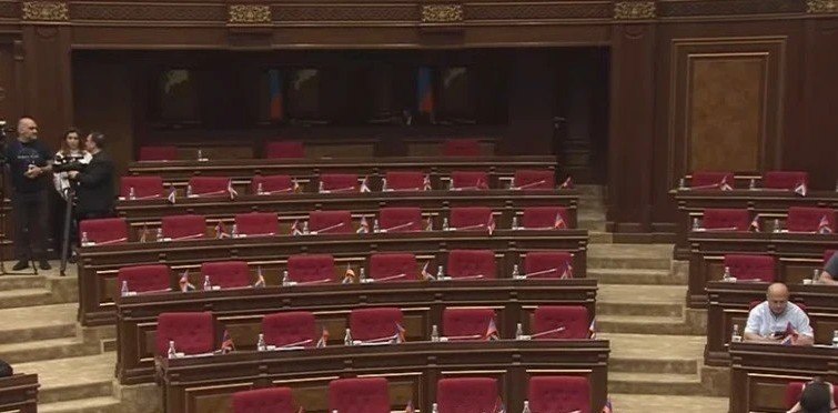 Оппозиция бойкотирует последнюю сессию парламента Армении: Эребуни ждет выборов