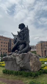 Никол Пашинян открыл памятник Ваагну-Драконоборцу у мэрии Еревана