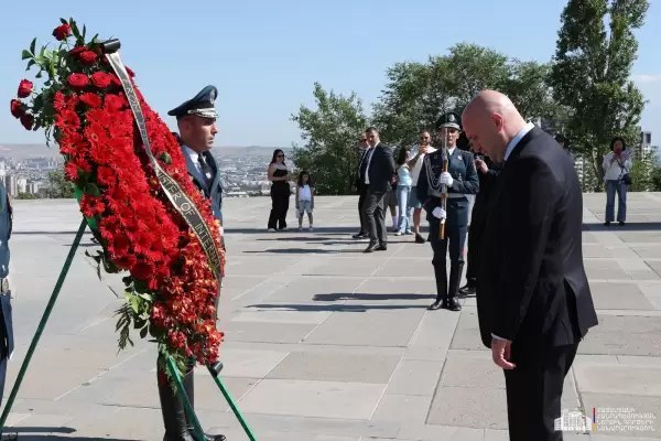 Министр внутренних дел Грузии посетил мемориальный комплекс Цицернакаберд в Еребуни