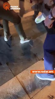 Сотрудники охраны порядка обезвреживают вооружённого ножом мужчину в Эребуни, Ереван