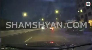 Место происшествия в Ереване, где дерево упало на мопед