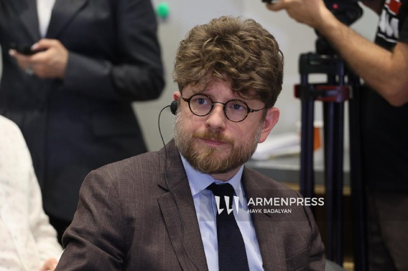 Посол Франции Оливье Декотиньи: ЕС помогает Армении преодолеть экономическое давление РФ