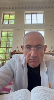 Никол Пашинян в читальном зале Национальной библиотеки Еревана