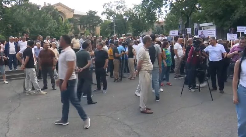 В Эребуни оценили митинг оппозиции у Конституционного суда: пара сотен человек